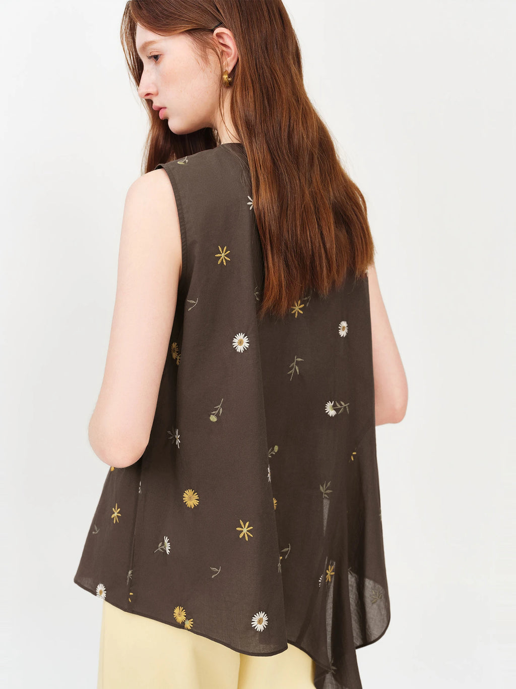 חולצה אלגנטית אסמיטרית עם קשירה בצוואר בגזרה נשפכת- דגם סמנטה